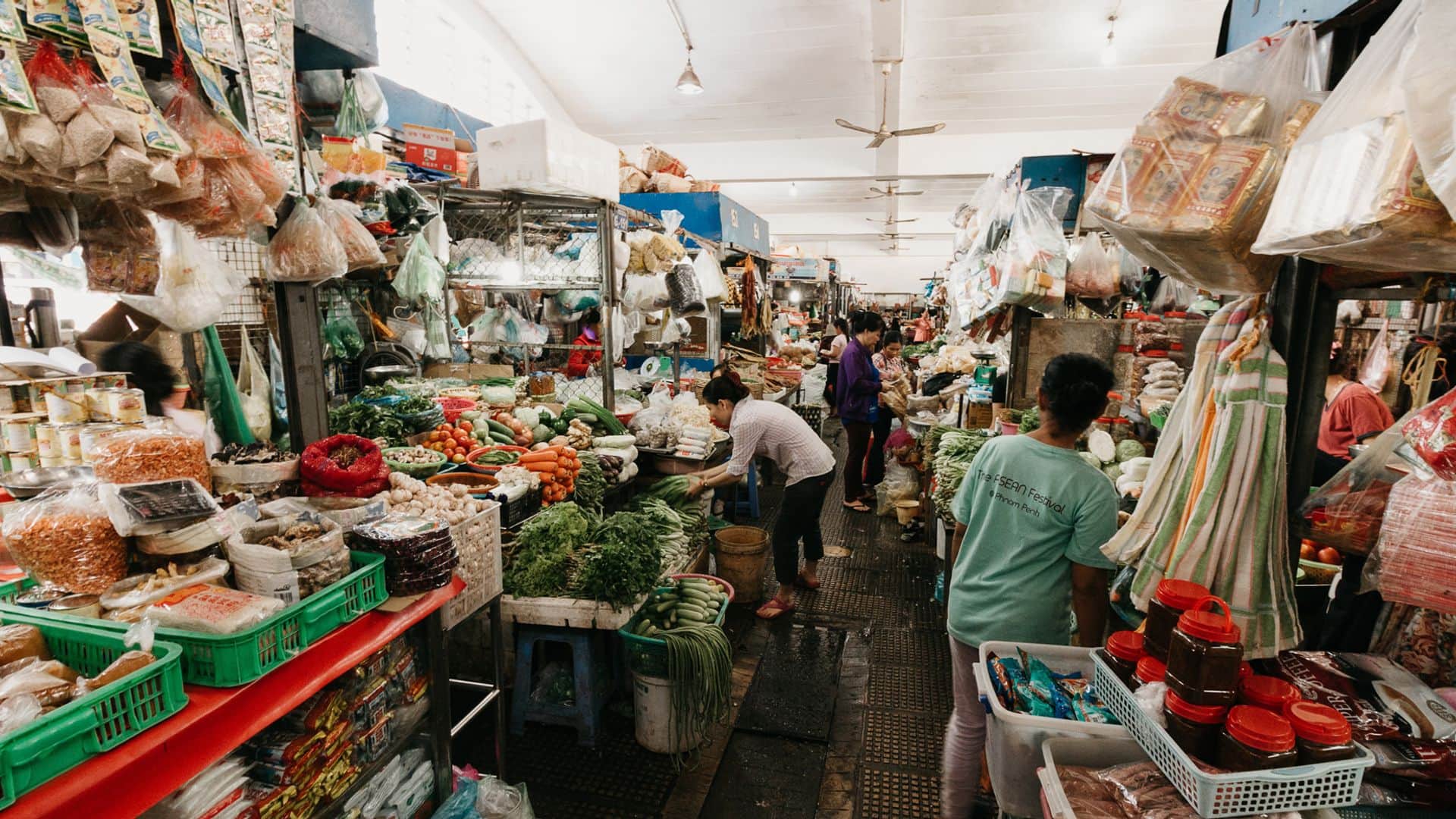 ឲ្យ​ស្រឡាញ់​គ្នា​ទៅ​វិញ​ទៅ​មក​