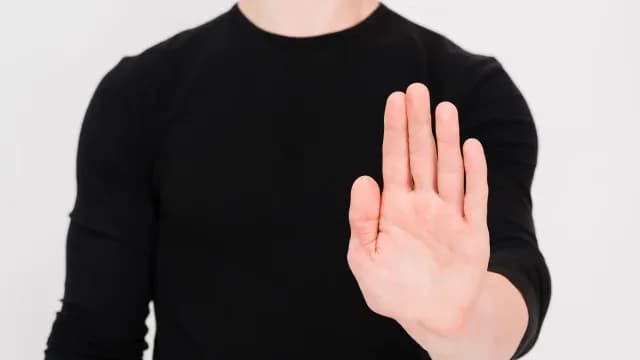 គ្រូ​ក្លែង​ក្លាយ​